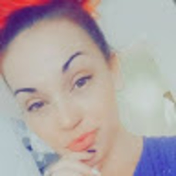 Meet your Posher, Nicole! - Picture 1 of 2